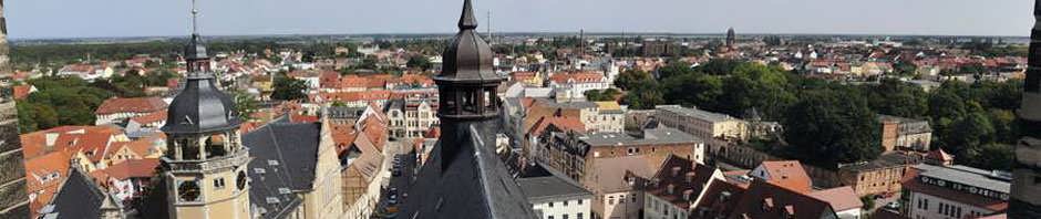 Innenstadt von Köthen mit Rathaus und Marktplatz sowie Friedenspark - Hier können Sie günstig Wohnungen mieten.
