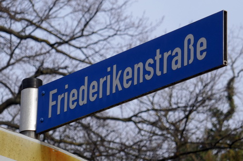 Friederike und ihre Friederikenstraße in Köthen - Straßenschild