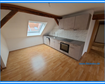 3-Raumwohnung unterm Dach in Köthen/Anhalt – Einbauküche ist dabei - 3-Raumwohnung in Köthen im Dachgeschoß - Wohnzimmer und Küche (366323)