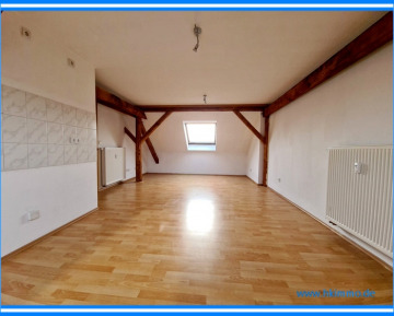 3-Raumwohnung unterm Dach in Köthen/Anhalt - Wohnzimmer mit Küche (366217)