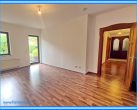 Wohnzimmer mit Zugang zur Terrasse - Stilvolle 2-Raum-Wohnung mit Terrasse in Hochparterre