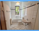 Bad mit Wanne - Stilvolle 2-Raum-Wohnung mit Terrasse in Hochparterre