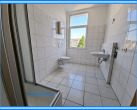Bad mit Dusche und Fenster - 2 Raumwohnung mit Dusche im 2. OG in Köthen