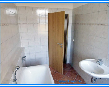 Zweiraumwohnung mit Balkon in zentraler Lage ! - Bad mit Wanne (366157)