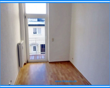 Zweiraumwohnung mit Balkon in zentraler Lage ! - Schlafzimmer mit Zugang zum Balkon (366158)