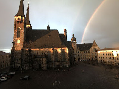 Regenbogen über dem Rathaus der Stadt