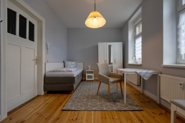 Seniorenwohnanlage in Aken – möbliertes Zimmer als Einrichtungsbeispiel im Erdgeschoß Seniorenwohnanlage in Aken – möbliertes Zimmer als Einrichtungsbeispiel im Erdgeschoß